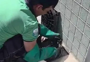 Serviço de desentupimento realizado pela equipe Hiena