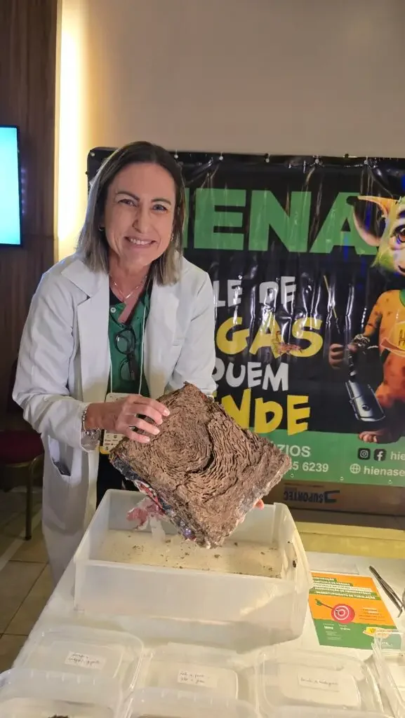 Bióloga em atividade técnica da Hiena